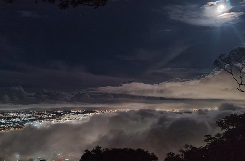 Vista Noche Nublada